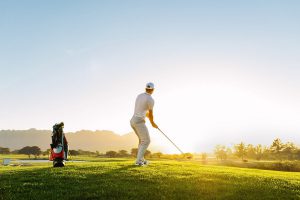 ゴルフ中に無理な体勢でショットを打つ際意識することは？