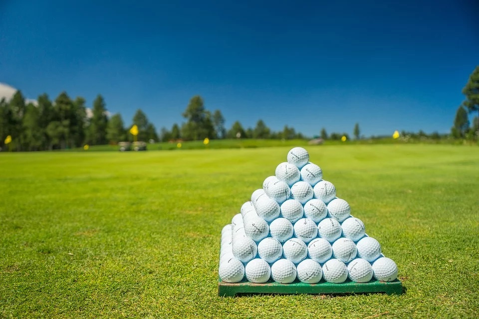 レディースのゴルフボールは選び方を知って自分に合うものを | ゴルフウィズ