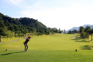 トップでクラブが右を向くシャフトクロスの悩みはどうする？