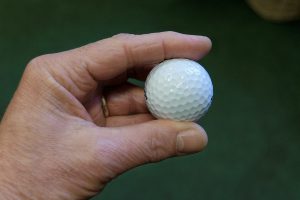 ゴルフボールをドロップする際の守るべきルールは？