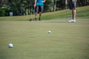 よく見る「パターを吊るす行動」はグリーンの何を知るため？